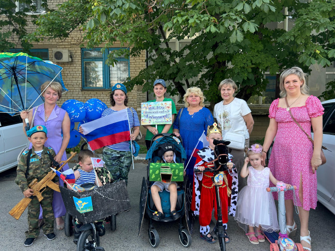 Парад колясок и фестиваль зонтиков Парад колясок и фестиваль зонтиков.
